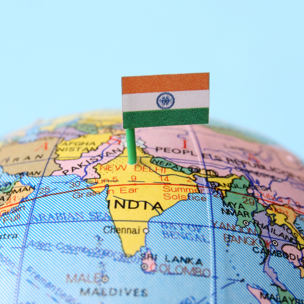 ภาพธงชาติอินเดียปักบนลูกโลก สื่อถึงบริการรับแปลภาษาฮินดีและเอกสารที่เกี่ยวข้องกับประเทศอินเดีย